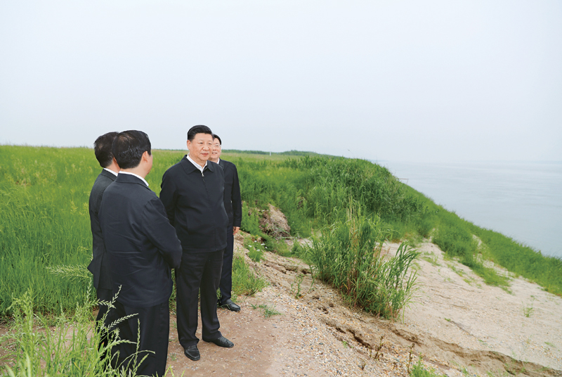 2018年4月26日下午，中共中央總書記、國家主席、中央軍委主席習近平在武漢主持召開深入推動長江經濟帶發(fā)展座談會并發(fā)表重要講話。這是座談會前，習近平于25日下午在岳陽市君山華龍碼頭察看非法砂石碼頭取締及整治復綠、濕地修復情況。 新華社記者 謝環(huán)馳/攝