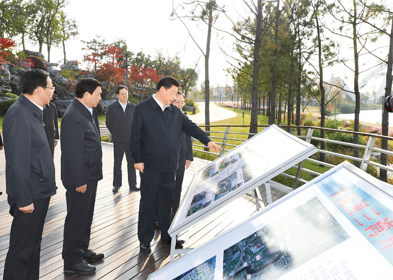 2020年11月12日至13日，中共中央總書記、國家主席、中央軍委主席習近平在江蘇考察。這是13日下午，習近平在揚州市運河三灣生態(tài)文化公園考察，了解運河生態(tài)環(huán)境保護修復情況。 新華社記者 謝環(huán)馳/攝