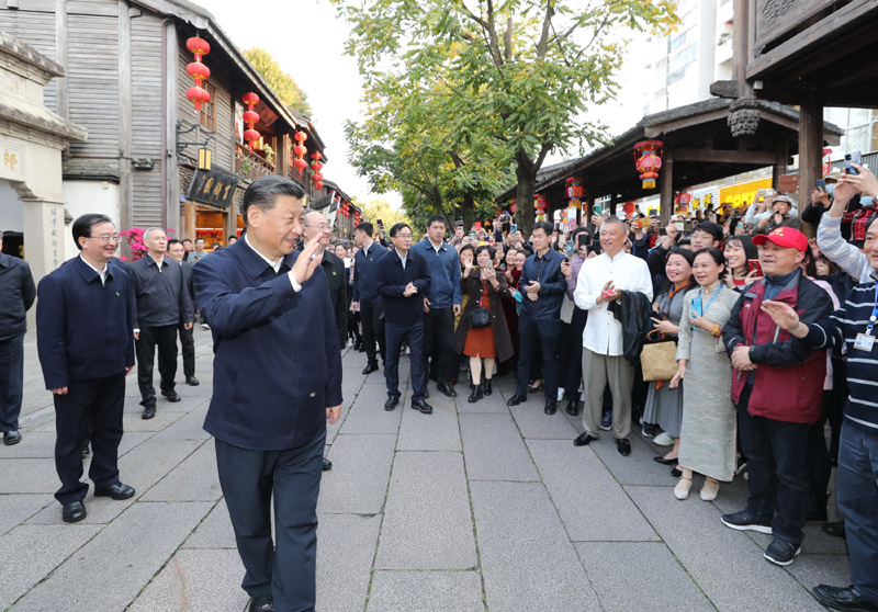 3月22日至25日，中共中央總書記、國(guó)家主席、中央軍委主席習(xí)近平在福建考察。這是24日下午，習(xí)近平在福州三坊七巷歷史文化街區(qū)考察時(shí)，向游客和市民招手致意。新華社記者 鞠鵬 攝
