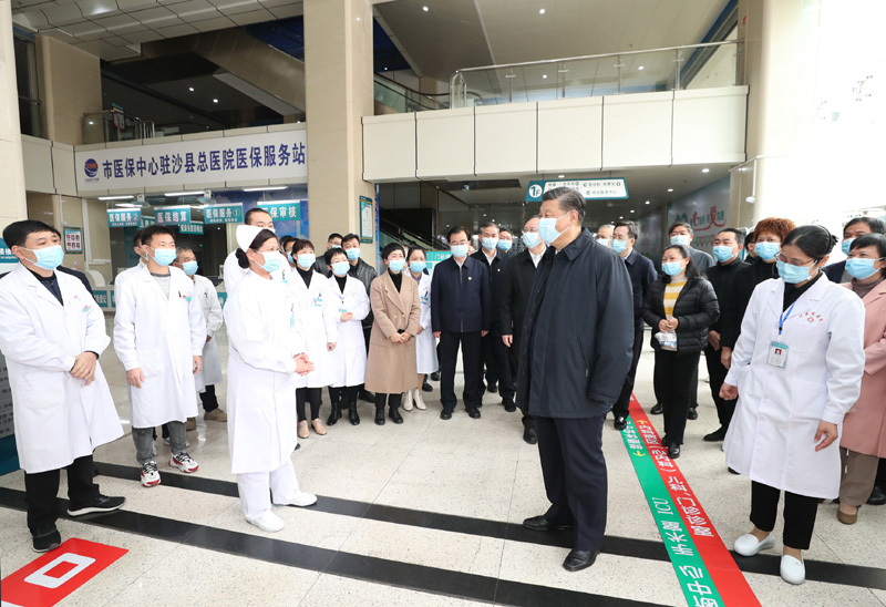 3月22日至25日，中共中央總書記、國(guó)家主席、中央軍委主席習(xí)近平在福建考察。這是23日上午，習(xí)近平在三明沙縣總醫(yī)院住院樓一層大廳，聽取醫(yī)改情況介紹。新華社記者 王曄 攝