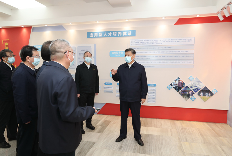 3月22日至25日，中共中央總書記、國(guó)家主席、中央軍委主席習(xí)近平在福建考察。這是25日上午，習(xí)近平在福州閩江學(xué)院，參觀校史和應(yīng)用型辦學(xué)成果展示。新華社記者 王曄 攝