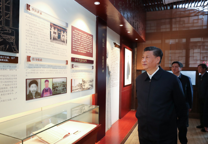 3月22日至25日，中共中央總書記、國(guó)家主席、中央軍委主席習(xí)近平在福建考察。這是24日下午，習(xí)近平在福州三坊七巷歷史文化街區(qū)參觀嚴(yán)復(fù)故居。新華社記者 鞠鵬 攝