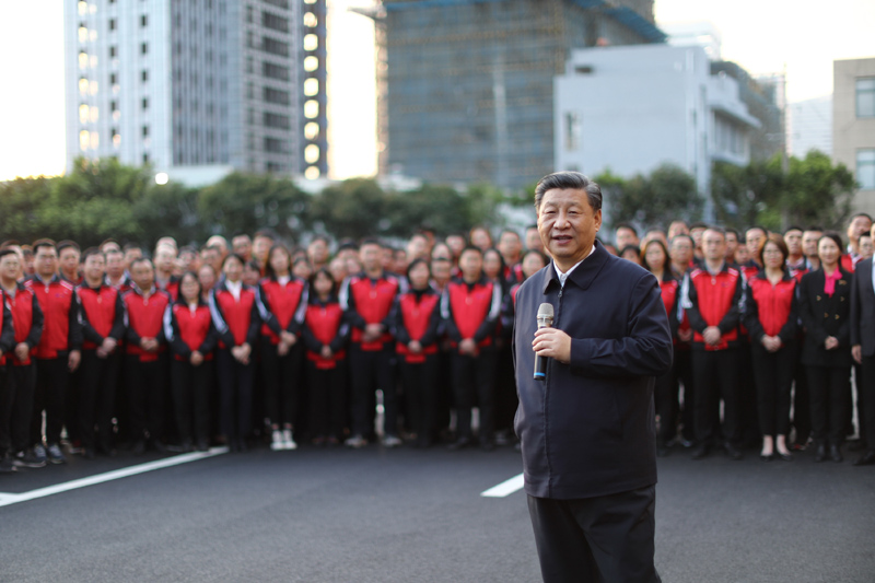 3月22日至25日，中共中央總書記、國(guó)家主席、中央軍委主席習(xí)近平在福建考察。這是24日下午，習(xí)近平在福州福建福光股份有限公司考察時(shí)，同企業(yè)員工親切交流。新華社記者 鞠鵬 攝