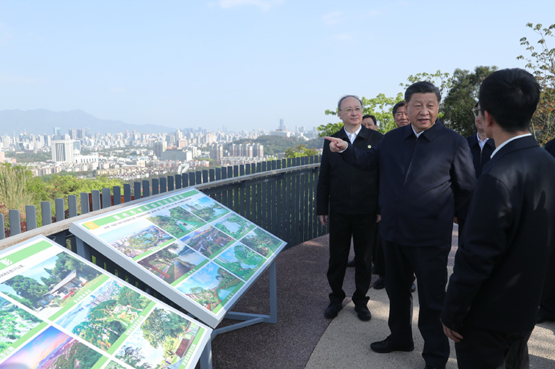 3月22日至25日，中共中央總書記、國(guó)家主席、中央軍委主席習(xí)近平在福建考察。這是24日下午，習(xí)近平在福州福山郊野公園觀景平臺(tái)，聽取城市生態(tài)公園規(guī)劃建設(shè)、城市水系綜合治理情況匯報(bào)。新華社記者 鞠鵬 攝