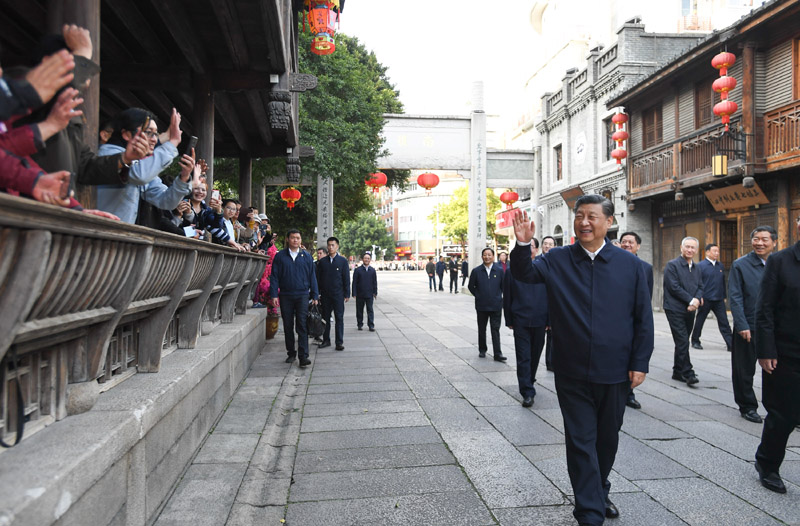 3月22日至25日，中共中央總書記、國(guó)家主席、中央軍委主席習(xí)近平在福建考察。這是24日下午，習(xí)近平在福州三坊七巷歷史文化街區(qū)考察時(shí)，向游客和市民招手致意。新華社記者 燕雁 攝