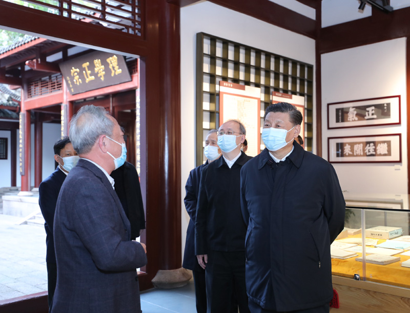 3月22日至25日，中共中央總書記、國(guó)家主席、中央軍委主席習(xí)近平在福建考察。這是22日下午，習(xí)近平在南平武夷山朱熹園，了解朱熹生平及理學(xué)研究等情況。新華社記者 鞠鵬 攝