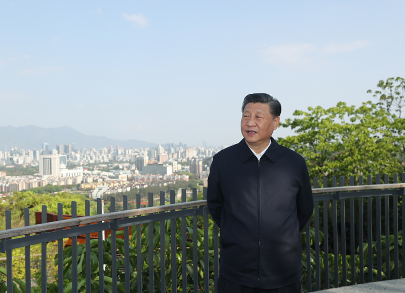 3月22日至25日，中共中央總書記、國(guó)家主席、中央軍委主席習(xí)近平在福建考察。這是24日下午，習(xí)近平在福州福山郊野公園觀景平臺(tái)，聽取城市生態(tài)公園規(guī)劃建設(shè)、城市水系綜合治理情況匯報(bào)。新華社記者 鞠鵬 攝