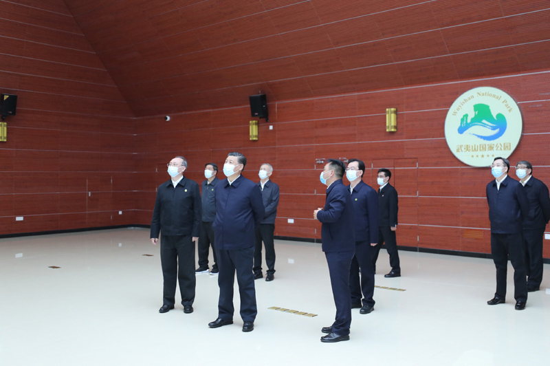 3月22日至25日，中共中央總書記、國(guó)家主席、中央軍委主席習(xí)近平在福建考察。這是22日下午，習(xí)近平在南平武夷山國(guó)家公園智慧管理中心，察看智慧管理平臺(tái)運(yùn)行情況。新華社記者 鞠鵬 攝