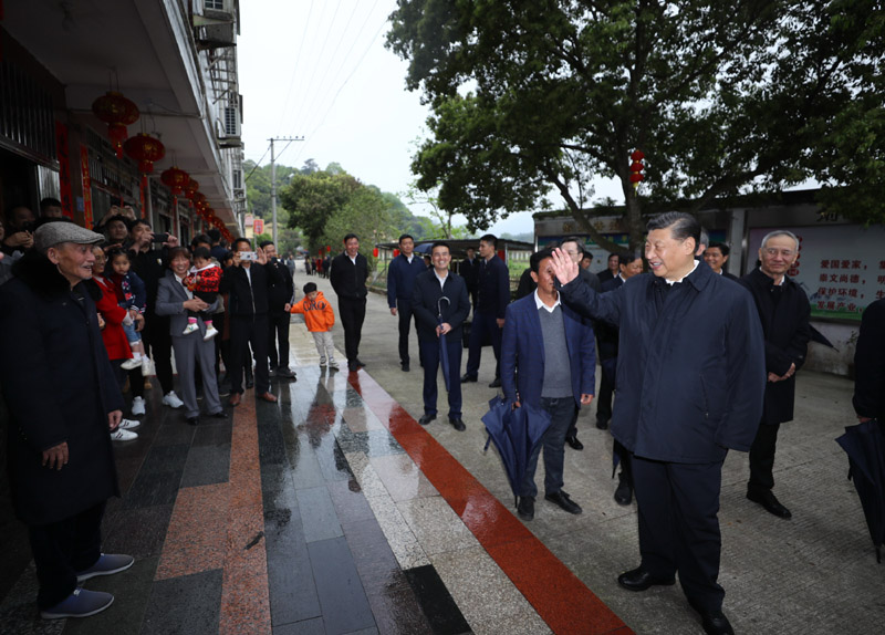 3月22日至25日，中共中央總書記、國(guó)家主席、中央軍委主席習(xí)近平在福建考察。這是23日下午，習(xí)近平在三明沙縣夏茂鎮(zhèn)俞邦村考察時(shí)，同村民親切交流。新華社記者 鞠鵬 攝