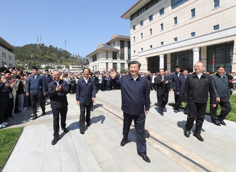 3月22日至25日，中共中央總書記、國(guó)家主席、中央軍委主席習(xí)近平在福建考察。這是25日上午，習(xí)近平在福州閩江學(xué)院考察時(shí)，向師生們揮手致意。新華社記者 王曄 攝
