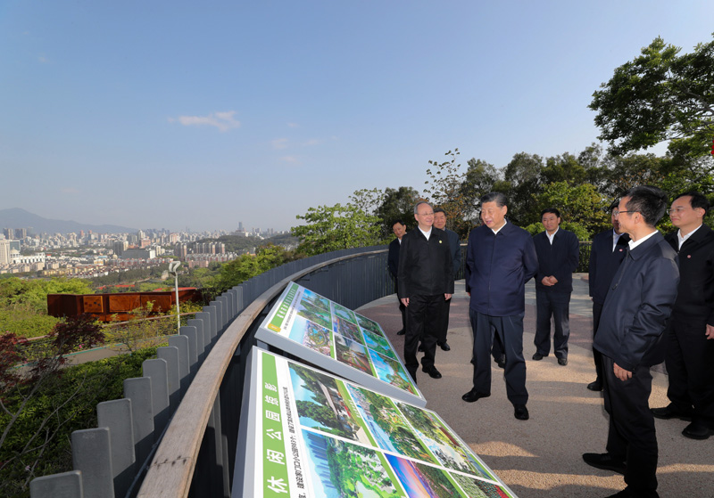3月22日至25日，中共中央總書記、國(guó)家主席、中央軍委主席習(xí)近平在福建考察。這是24日下午，習(xí)近平在福州福山郊野公園觀景平臺(tái)，聽取城市生態(tài)公園規(guī)劃建設(shè)、城市水系綜合治理情況匯報(bào)。新華社記者 王曄 攝