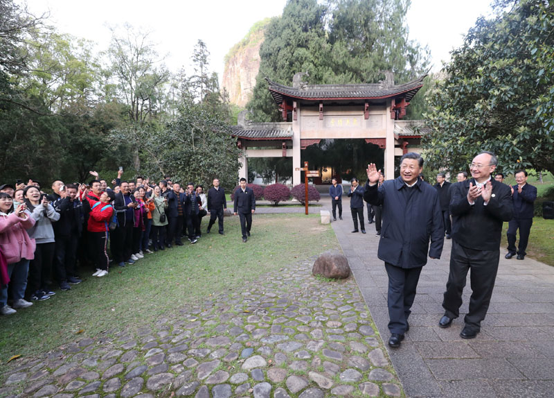 3月22日至25日，中共中央總書記、國(guó)家主席、中央軍委主席習(xí)近平在福建考察。這是22日下午，習(xí)近平在南平武夷山朱熹園考察時(shí)，向游客招手致意。新華社記者 王曄 攝