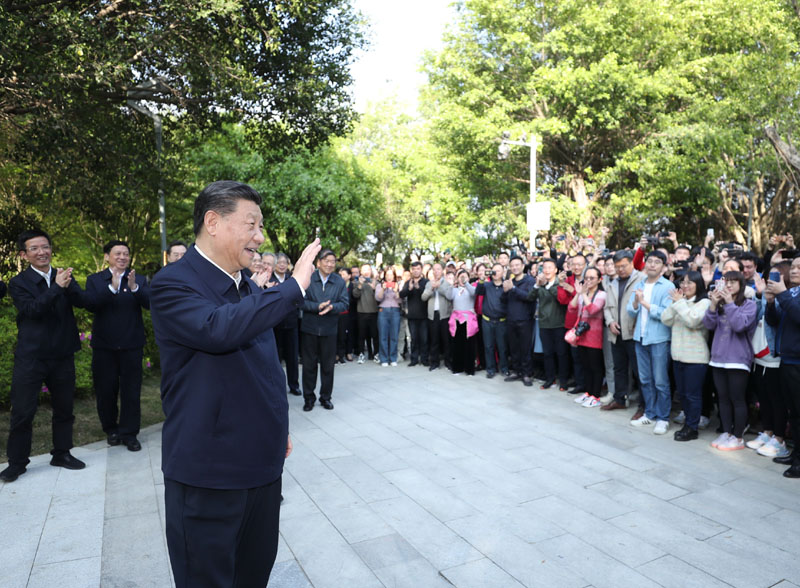 3月22日至25日，中共中央總書記、國(guó)家主席、中央軍委主席習(xí)近平在福建考察。這是24日下午，習(xí)近平在福州福山郊野公園考察時(shí)，向市民們招手致意。新華社記者 鞠鵬 攝