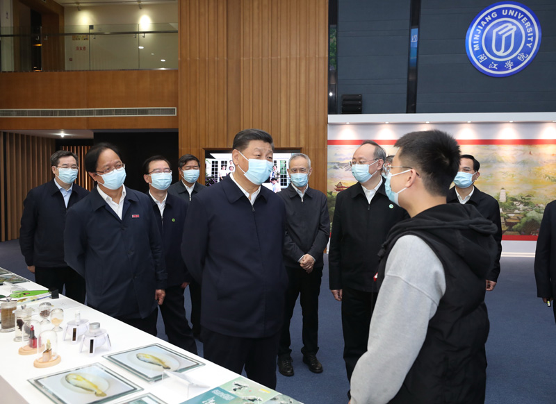 3月22日至25日，中共中央總書記、國(guó)家主席、中央軍委主席習(xí)近平在福建考察。這是25日上午，習(xí)近平在福州閩江學(xué)院，參觀校史和應(yīng)用型辦學(xué)成果展示。新華社記者 王曄 攝