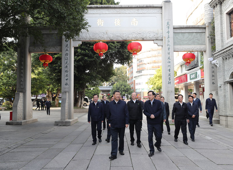 3月22日至25日，中共中央總書記、國(guó)家主席、中央軍委主席習(xí)近平在福建考察。這是24日下午，習(xí)近平在福州三坊七巷歷史文化街區(qū)步行察看南后街。新華社記者 王曄 攝