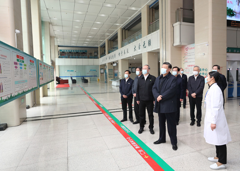 3月22日至25日，中共中央總書記、國(guó)家主席、中央軍委主席習(xí)近平在福建考察。這是23日上午，習(xí)近平在三明沙縣總醫(yī)院住院樓一層大廳，聽取醫(yī)改情況介紹。新華社記者 王曄 攝