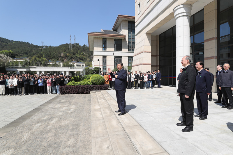 3月22日至25日，中共中央總書記、國(guó)家主席、中央軍委主席習(xí)近平在福建考察。這是25日上午，習(xí)近平在福州閩江學(xué)院考察時(shí)，同師生們親切交流。新華社記者 王曄 攝