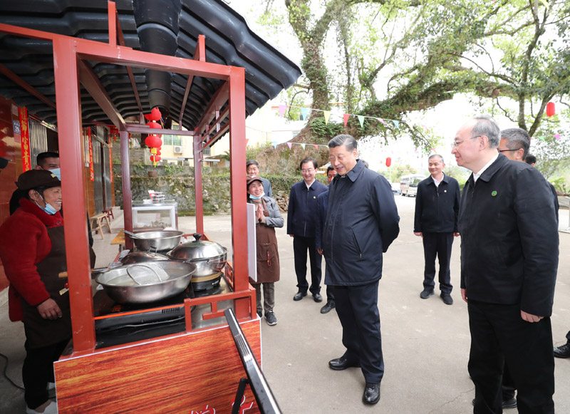 3月22日至25日，中共中央總書記、國(guó)家主席、中央軍委主席習(xí)近平在福建考察。這是23日下午，習(xí)近平在三明沙縣夏茂鎮(zhèn)俞邦村考察時(shí)，在小吃攤邊同鄉(xiāng)親們親切交談。新華社記者 王曄 攝