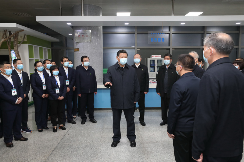 3月22日至25日，中共中央總書記、國(guó)家主席、中央軍委主席習(xí)近平在福建考察。這是23日下午，習(xí)近平在三明沙縣農(nóng)村產(chǎn)權(quán)交易中心考察時(shí)，同工作人員、辦事群眾等親切交流。新華社記者 王曄 攝