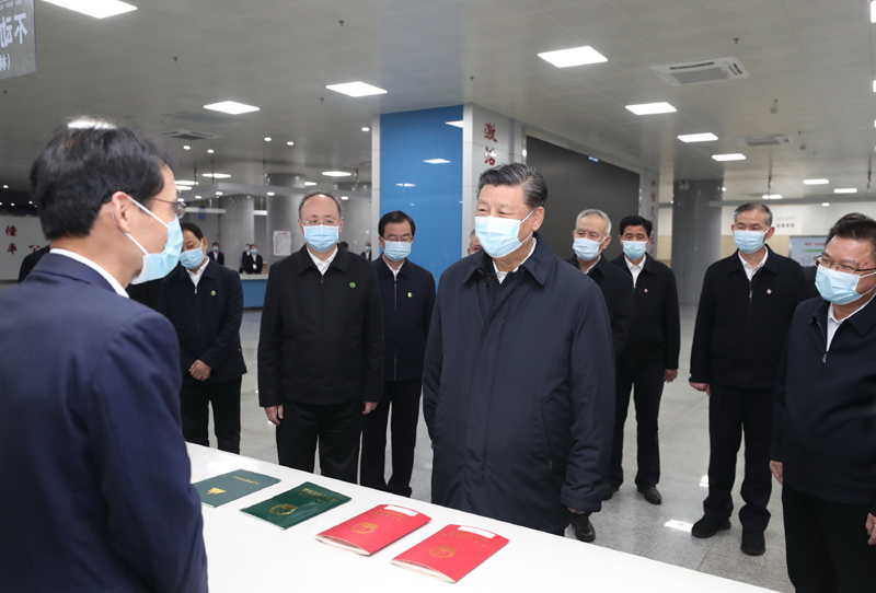 3月22日至25日，中共中央總書記、國(guó)家主席、中央軍委主席習(xí)近平在福建考察。這是23日下午，習(xí)近平在三明沙縣農(nóng)村產(chǎn)權(quán)交易中心考察。新華社記者 王曄 攝
