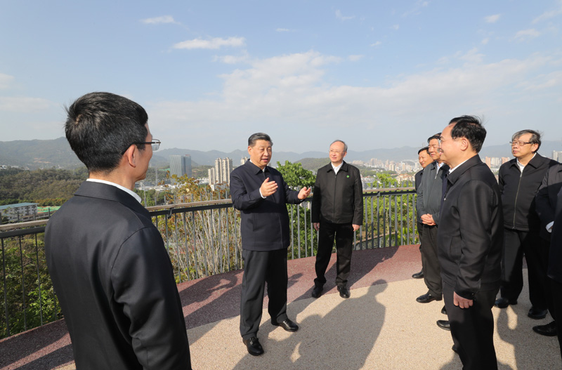 3月22日至25日，中共中央總書記、國(guó)家主席、中央軍委主席習(xí)近平在福建考察。這是24日下午，習(xí)近平在福州福山郊野公園觀景平臺(tái)，聽取城市生態(tài)公園規(guī)劃建設(shè)、城市水系綜合治理情況匯報(bào)。新華社記者 王曄 攝