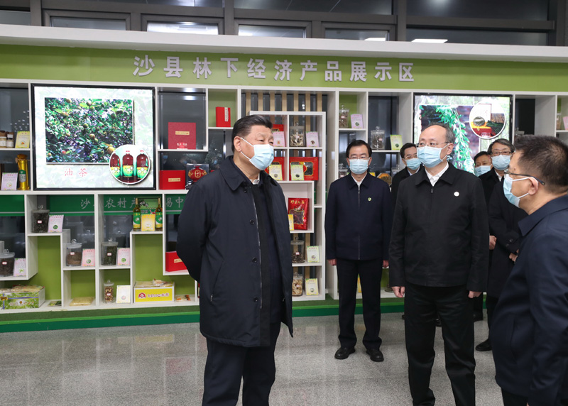 3月22日至25日，中共中央總書記、國(guó)家主席、中央軍委主席習(xí)近平在福建考察。這是23日下午，習(xí)近平在三明沙縣農(nóng)村產(chǎn)權(quán)交易中心考察。新華社記者 王曄 攝