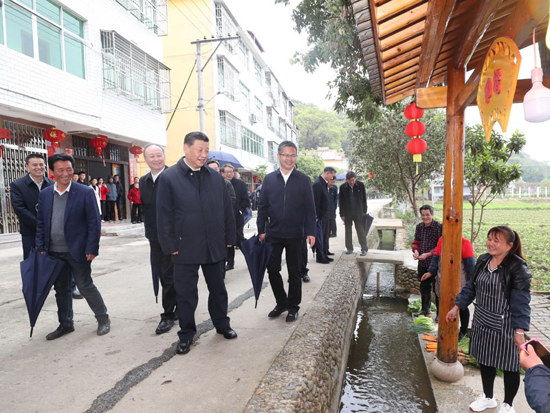 3月22日至25日，中共中央總書記、國(guó)家主席、中央軍委主席習(xí)近平在福建考察。這是23日下午，習(xí)近平在三明沙縣夏茂鎮(zhèn)俞邦村考察時(shí)，同村民親切交流。新華社記者 王曄 攝