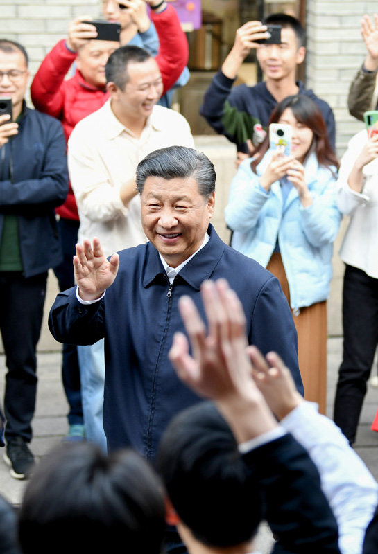 3月22日至25日，中共中央總書記、國(guó)家主席、中央軍委主席習(xí)近平在福建考察。這是24日下午，習(xí)近平在福州三坊七巷歷史文化街區(qū)考察時(shí)，向游客和市民招手致意。新華社記者 燕雁 攝