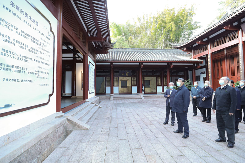 3月22日至25日，中共中央總書記、國(guó)家主席、中央軍委主席習(xí)近平在福建考察。這是22日下午，習(xí)近平在南平武夷山朱熹園，了解朱熹生平及理學(xué)研究等情況。新華社記者 鞠鵬 攝