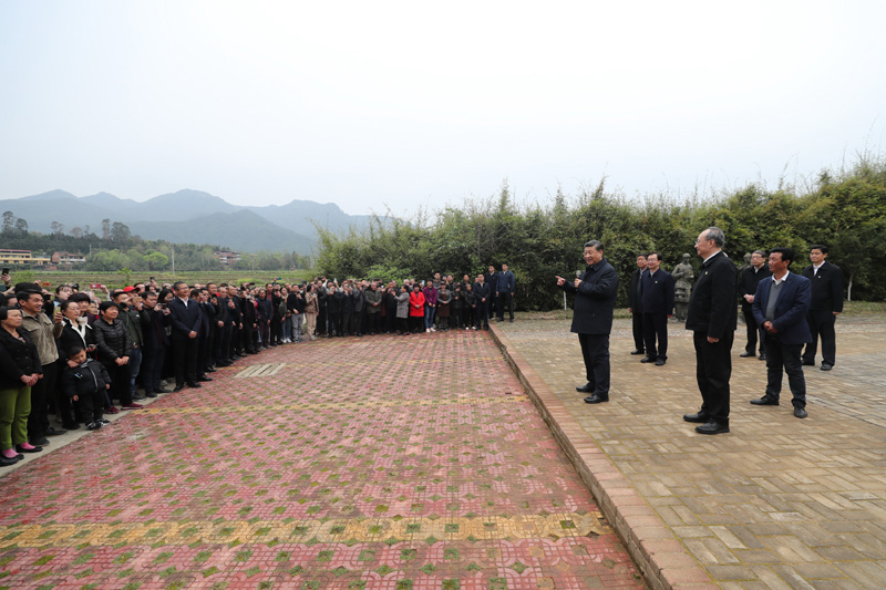 3月22日至25日，中共中央總書記、國(guó)家主席、中央軍委主席習(xí)近平在福建考察。這是23日下午，習(xí)近平在三明沙縣夏茂鎮(zhèn)俞邦村考察時(shí)，同鄉(xiāng)親們親切交流。新華社記者 王曄 攝